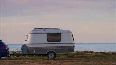 Kumsalda bir karavan.