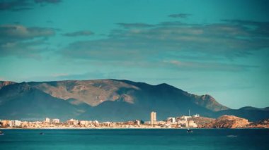 Puerto de mazarron ile birlikte İspanya kıyılarında hareket eden bulutların zamanı. Akdeniz, Murcia İspanya kıyı şeridi.