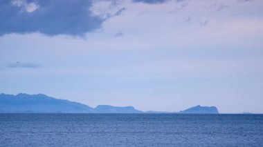Sabahları deniz kenarındaki İspanyol manzarası. Sakin mavi su ve ufuktaki kayalık sahil şeridi. Akdeniz.