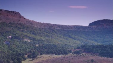 Yeşil dağ manzarası, Burgos İspanya 'daki tepe arazisi.