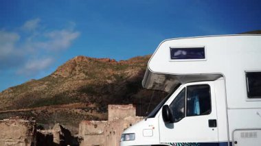 İspanya 'nın Sierra Alhamilla sıradağlarında doğayla ilgili bir karavan. Karavanla macera.