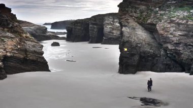 Katedraller Plajı, Ribadeo 'daki Playa las Catedrales, Lugo, Galiçya. İspanya 'nın kuzeyindeki Cantabric sahillerinde kayalık oluşumları. Turist eğlencesi.