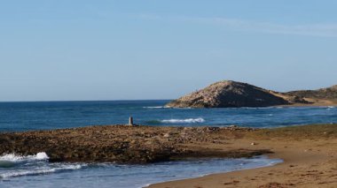 Sahil manzarası, deniz kıyısı, Calblanque bölge parkındaki Cala Magre plajı, Murcia bölgesi İspanya.