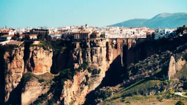 Zaman aşımı. Ronda, tepedeki eski kasaba ve yeşil bahar vadisi. Malaga, Endülüs ve İspanya 'da turistik ilgi.