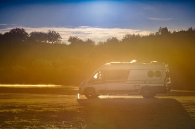 Kamp aracı doğada kamp yapıyor. Karavanla git..