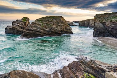 Galiçya İspanya 'daki Katedral Sahili' nde kayalık oluşumları. Playa de las Catedrales, Ribadeo 'da Katedrais Olarak, Lugo. Kuzey İspanya 'daki Cantabric kıyı şeridi. Turist eğlencesi.