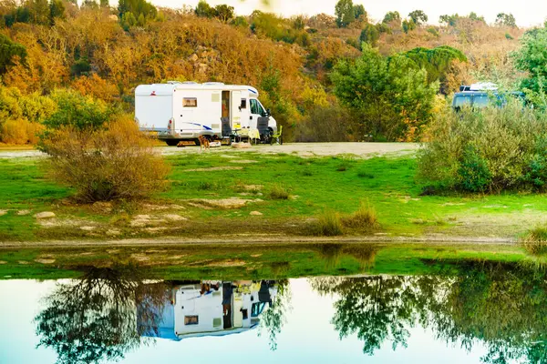 Doğada kamp yapmak. Göl kıyısındaki kamp aracı suya yansıyor. Povoa e Meadas Barajı, Castelo de Vide, Alentejo Portekiz. Karavanla git..