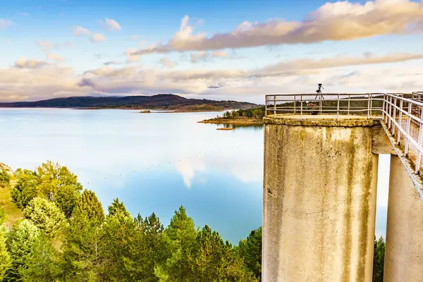 Palencia, Kastilya ve Leon 'daki Embalse de Aguilar de Campoo Gölü' nün oradan seyahat fotoğrafları çeken tripodlu profesyonel kamera..