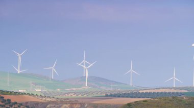 Tepelerdeki rüzgar türbini çiftliği. Ardales, Malaga ili, Endülüs İspanya yakınlarında yeşil ekolojik enerji üretimi.