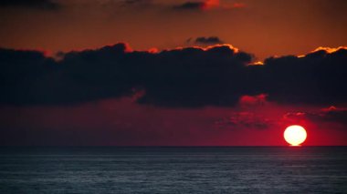 Sabahın erken saatlerinde deniz manzarası, deniz suyundan doğan güneş. Yanan turuncu gökyüzü. İspanya 'da doğa manzarası. Zaman penceresi