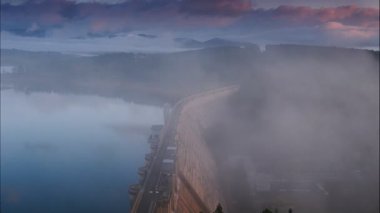 Zaman aşımı. Sabah sisi, İspanya 'nın kuzeyindeki Palencia, Kastilya ve Leon bölgesindeki Kamp Barajı' nda ilerliyor..