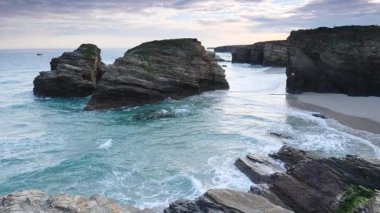 Katedraller Plajı, Ribadeo 'daki Playa las Catedrales, Lugo, Galiçya. İspanya 'nın kuzeyindeki Cantabric sahillerinde kayalık oluşumları. Turist eğlencesi.