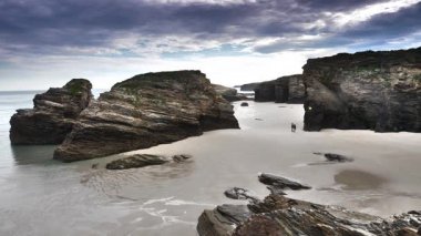 Playa las catedrales, Ribadeo 'daki Katedrais Plajı, Lugo, Galiçya. Kuzey İspanya 'daki Cantabric deniz manzarası.