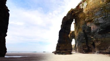 Galiçya İspanya 'daki Katedral Sahili' nde kayalık oluşumları. Playa de las Catedrales, Ribadeo 'da Katedrais Olarak, Lugo. Kuzey İspanya 'daki Cantabric kıyı şeridi. Turist eğlencesi.