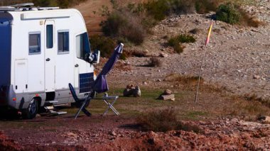 Kamp aracı doğada kamp yapıyor. Karavanla seyahat ediyorum. Karavan tatili.