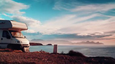 Deniz uçurumunda kamp yapan karavan aracının üzerinden geçen bulutların zamanı. Murcia İspanya 'da Akdeniz Mazarron Bölgesi. Motorlu ev tatili.