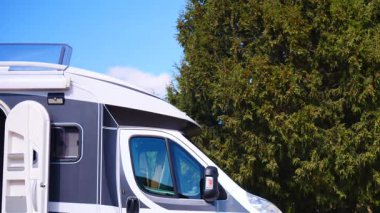 Kampçı, İspanya 'da doğada eğlence aracı. Karavanla seyahat ediyorum. Karavan tatili.