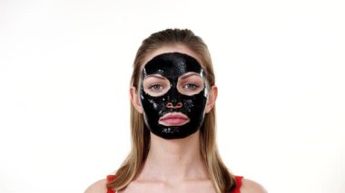 Yüzünde, beyaz karbonhidrat temizleme maskesi olan genç bir kadın. Genç kız yağlı cildiyle ilgileniyor, gözenekleri temizliyor. Güzellik tedavisi. Cilt bakımı.