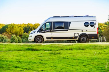 Kamp aracı doğada kamp yapıyor. Karavanla git..