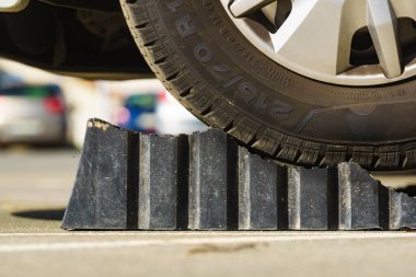 Kamp aracı karavanı dengelemek ve seviyelendirmek için manüel olarak bloğu kullanıyor. Karavan için aksesuarlar.