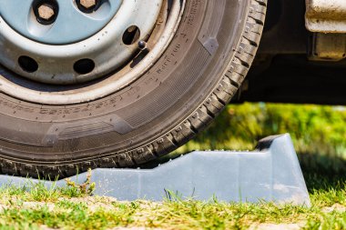 Kervan bloğu kullanımda. Karavan için rampa tıkanması. Karavan için aksesuarlar.