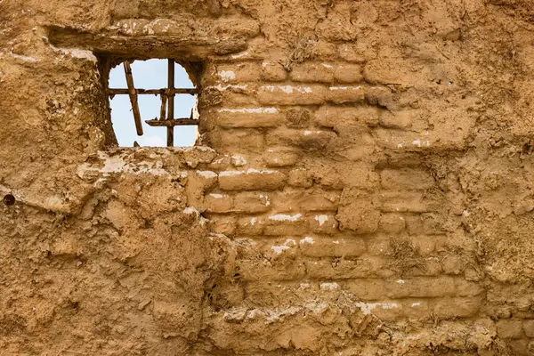 Eski kil ev detayı, pencerede parmaklıklar. El Chorrillo Film Konumu, Sierra Alhamilla, Endülüs İspanya.