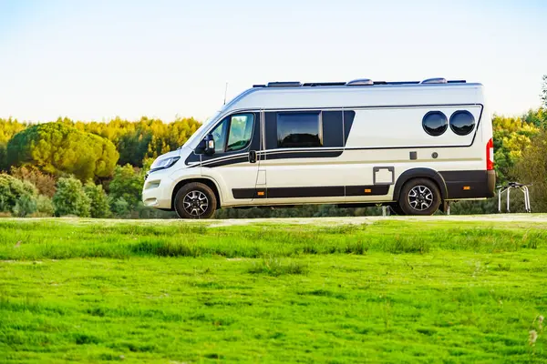 Kamp aracı doğada kamp yapıyor. Karavanla git..