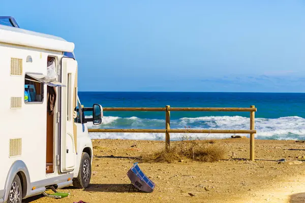Taşınabilir güneş fotovoltaik paneli, karavanda şarj oluyor. Karavanla tatiller