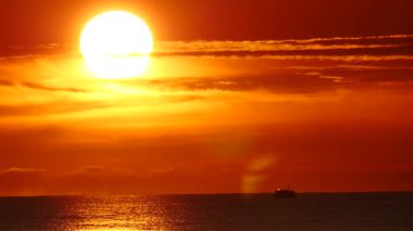 Okyanusta gün batımı