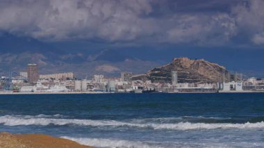 Alicante, valencia, İspanya - 5 Aralık 2019: Benacantil Dağı 'ndaki Santa Barbara Kalesi' nin uzak mesafesinden Akdeniz manzarası. İspanya, Costa Blanca. Deniz dalgaları ağır çekimde hareket ediyor.