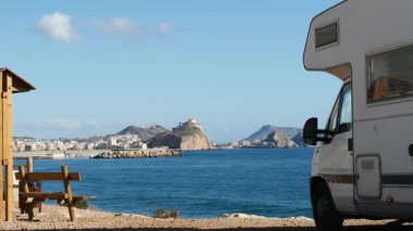 İspanyol sahilindeki karavan evi. San Juan Şatosu uzaktaki dağda. Aguilas, Murcia bölgesi, İspanya.