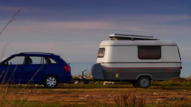 İspanya 'da deniz kıyısında kamp yapan bir karavan. Seyahat, seyyar evle tatil. Odaklan.