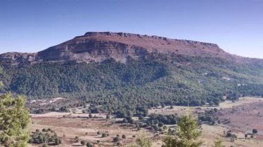 Hüzünlü tepe mezarlığının yenilenmiş topraklarıyla dağ manzarası ve vadisi. Batının son düellosunun yapıldığı kurgusal mezarlık. İyi, kötü ve çirkinlerin gerçekleştiği yer. Yukarıdan görüntüle