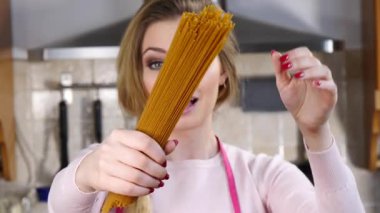 Elinde kepekli makarnası olan genç bir kadın. Diyet için sağlıklı organik gıda.