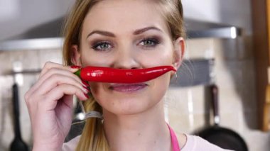 Kırmızı kırmızı biber bıyıkmış gibi davranarak eğlenen komik kadın. Sağlıklı gıda ve diyet konsepti.