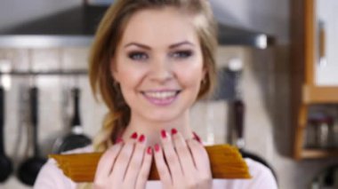 Elinde kepekli makarnası olan genç bir kadın. Diyet için sağlıklı organik gıda.