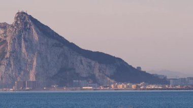 Cebelitarık Kayası 'nın eteklerinde kasaba alanı var. Torrecarbonera Sahili, Punta Mala, Endülüs İspanya. Turist eğlencesi.