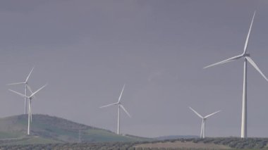 Tepelerde rüzgar türbinleri. Ardales, Malaga, Endülüs İspanya yakınlarındaki yenilenebilir enerji üretimi için enerji jeneratörü çiftliği.