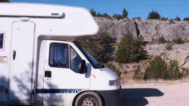 Kamp aracı, İspanya dağlarında doğada kamp yapan bir araç. Karavanla seyahat ediyorum. Karavan tatili.