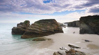 Katedraller Plajı, Ribadeo 'daki Playa las Catedrales, Lugo, Galiçya. İspanya 'nın kuzeyindeki Cantabric sahillerinde kayalık oluşumları. Turist eğlencesi.