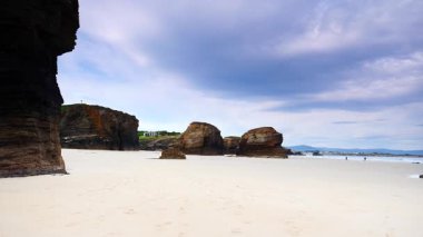 Galiçya İspanya 'daki katedral plajı. Playa de las kategorileri, ribadeo kategorisi, lugo vilayeti. Kuzey İspanya 'daki Cantabric kıyı şeridi. Turist eğlencesi.