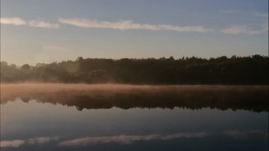 Zaman ayarlı. Sisli sabah manzarası. Sonbahar gölü suyunda sis. Povoa e meadas dam in castelo de vide, alentejo Portekiz.