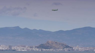 Alicante, valencia, İspanya - 13 Aralık 2019: costa blanca kıyı şeridi deniz kenarı alacant şehri ve uçak Rus s7 havayolları uçuş halindedir. Seyahat.