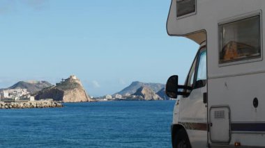 İspanyol sahilindeki karavan evi. San Juan Şatosu uzaktaki dağda. Aguilas, Murcia bölgesi, İspanya.