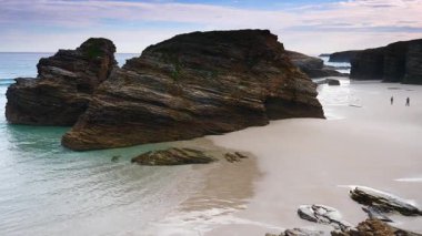 Galiçya İspanya 'daki Katedral Sahili' nde kayalık oluşumları. Playa de las Catedrales, Ribadeo 'da Katedrais Olarak, Lugo. Kuzey İspanya 'daki Cantabric kıyı şeridi. Turist eğlencesi.