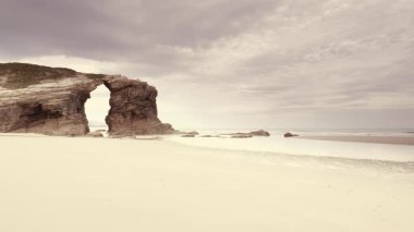 Playa las catedrales, Ribadeo 'daki Katedrais Plajı, Lugo, Galiçya. Kuzey İspanya 'daki Cantabric deniz manzarası.