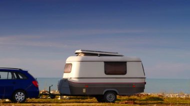 Karavan karavanı deniz kıyısında kamp yapıyor. Capicorb, Valencia bölgesi İspanya. Seyahat, gezici evle tatil.