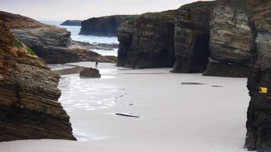 Galiçya İspanya 'daki Katedral Sahili' nde kayalık oluşumları. Playa de las Catedrales, Ribadeo 'da Katedrais Olarak, Lugo. Kuzey İspanya 'daki Cantabric kıyı şeridi. Turist eğlencesi.