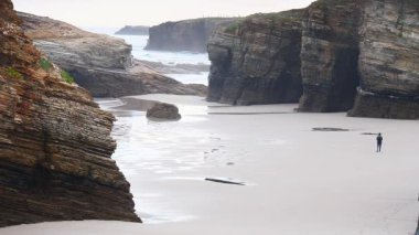 Playa las catedrales, Ribadeo 'daki Katedrais Plajı, Lugo, Galiçya. Kuzey İspanya 'daki Cantabric deniz manzarası.