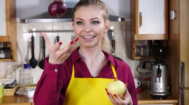 Kırmızı ve beyaz soğan tutan mutlu kadın yavaş çekimde aralarında seçim yapıyor. Sağlıklı beslenme, gıda kararları kavramı.